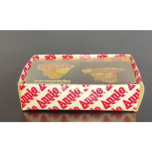 Vintage 1982 ANNIE and SANDY New in Box Little Orphan Annie Lapel Pin Jewelry - Picture 7 of 10